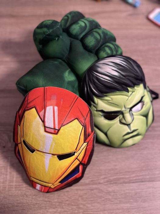 Маски Месників і кулак Халка