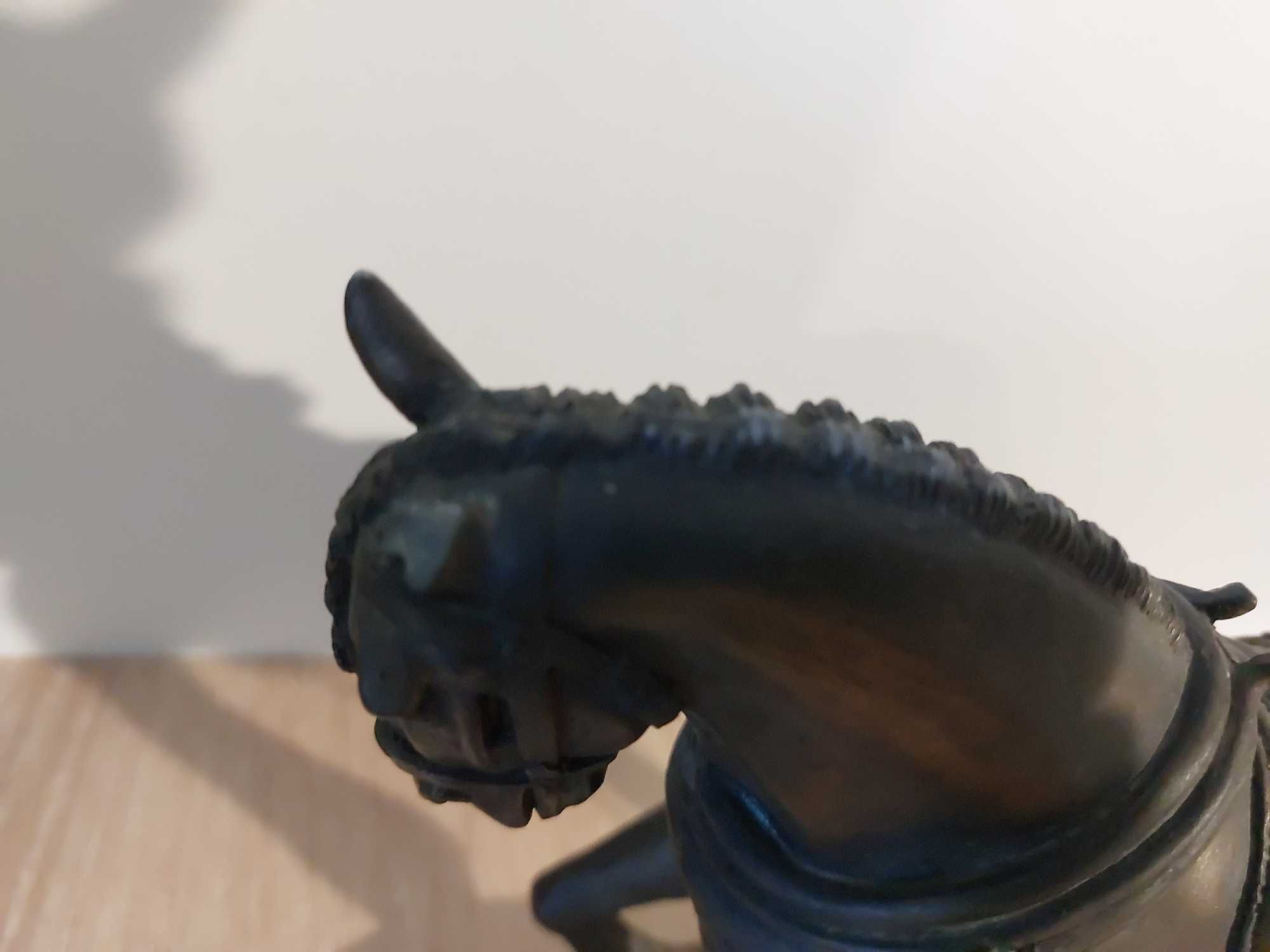 Stara figura koń rzeźba jak brąz
