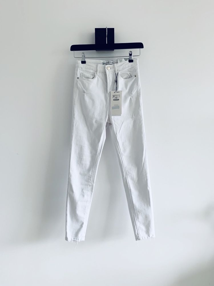 Spodnie jeansy białe basic wysoki stan nowe rurki stradivarius