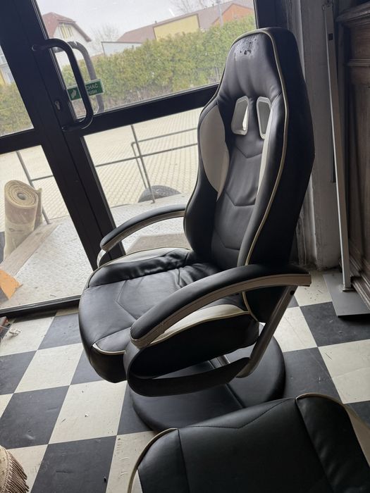 Fotel obrotowy z podnóżkiem w stylu gamingowym