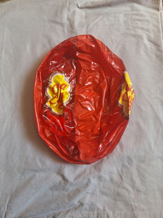 Dmuchana czerwona piłka plażowa chupa chups