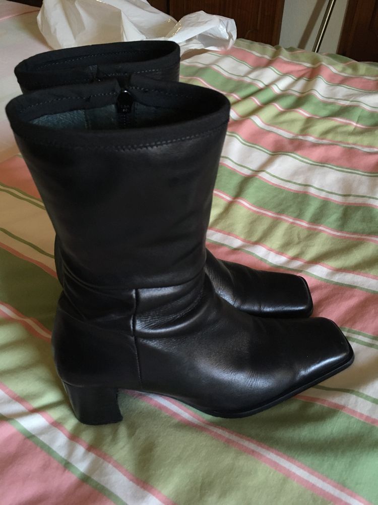 Botas pretas em pele