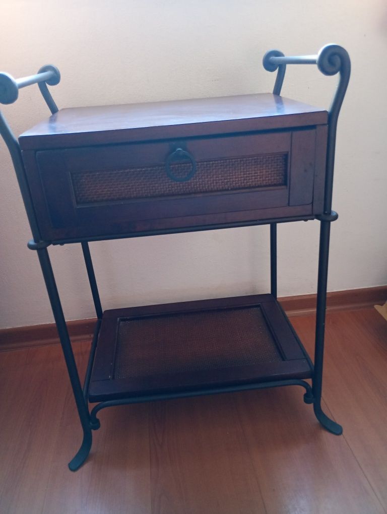 Mesa de cabeceira de ferro e madeira