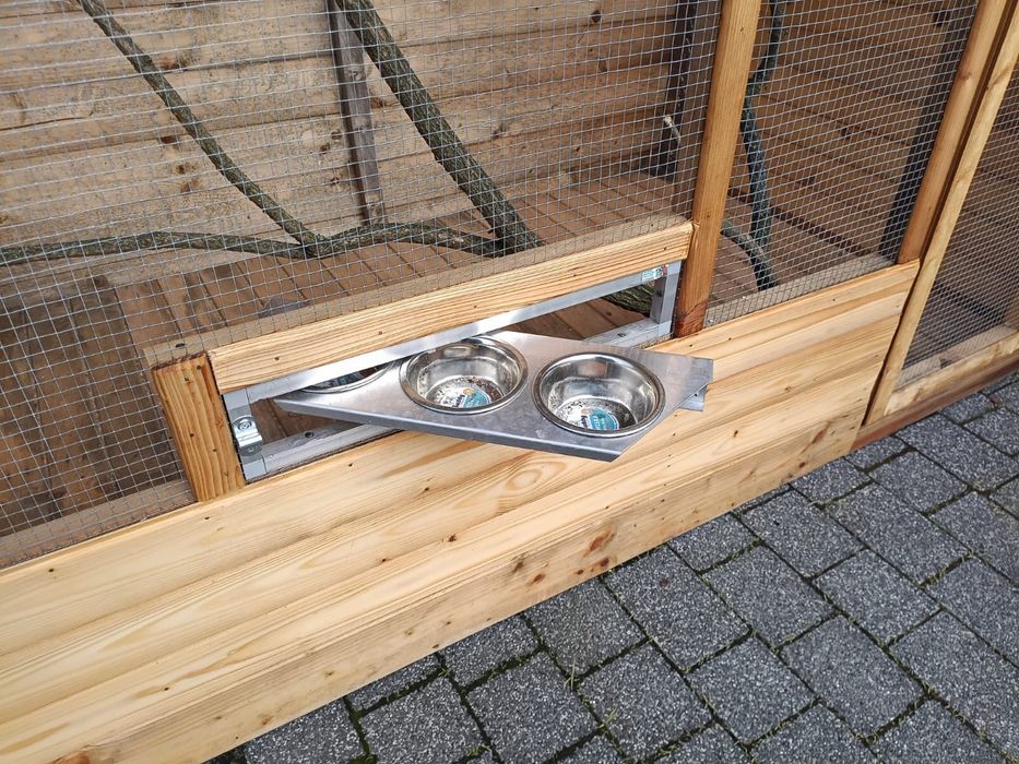 Klatka 2m z karmidłem obrotowym, boazeria, dach papa, patyki w środku