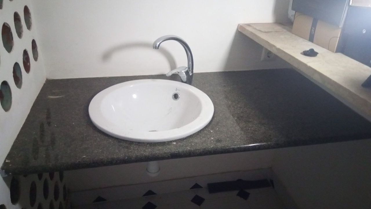 Bancada de bar  em granito (lavatório e torneira)