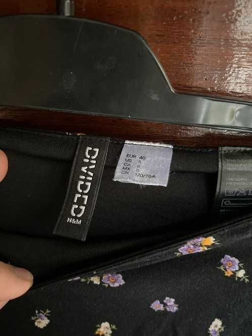 Czarna spódnica mini z wiskozy w fioletowe kwiaty HM