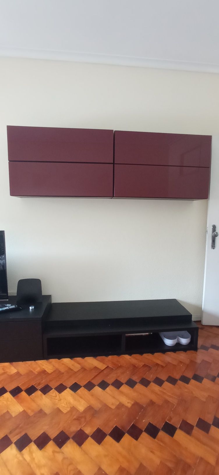 Móvel de sala preto/vermelho