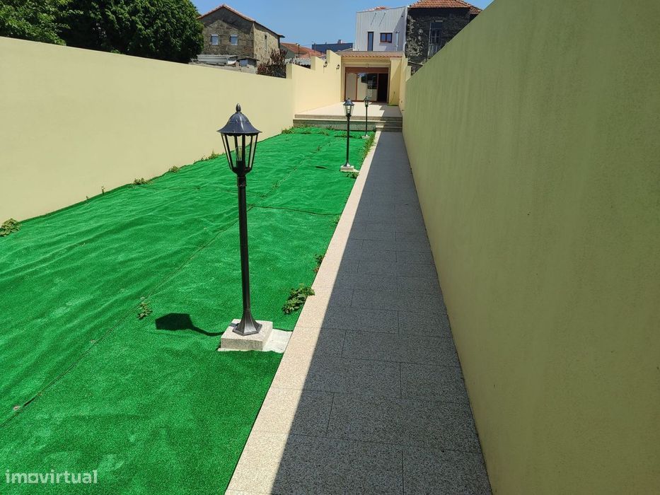 Excelente Moradia  2 frentes + Garagem + Terraço c/ Barbecue + Jardim