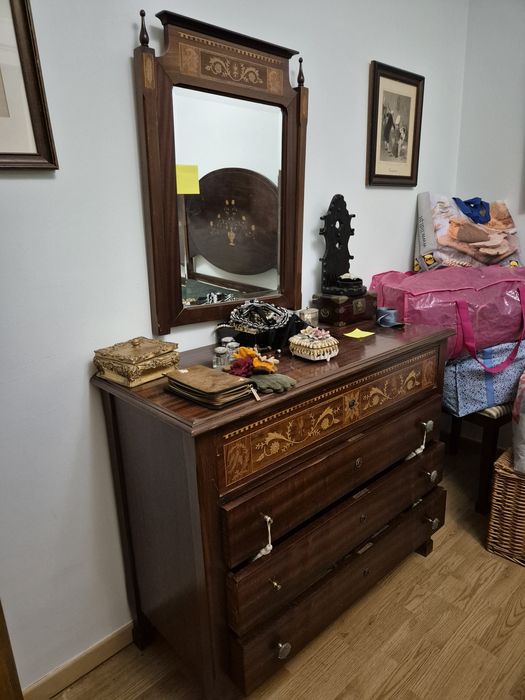 Cómoda D. Maria embutidoa geométricos