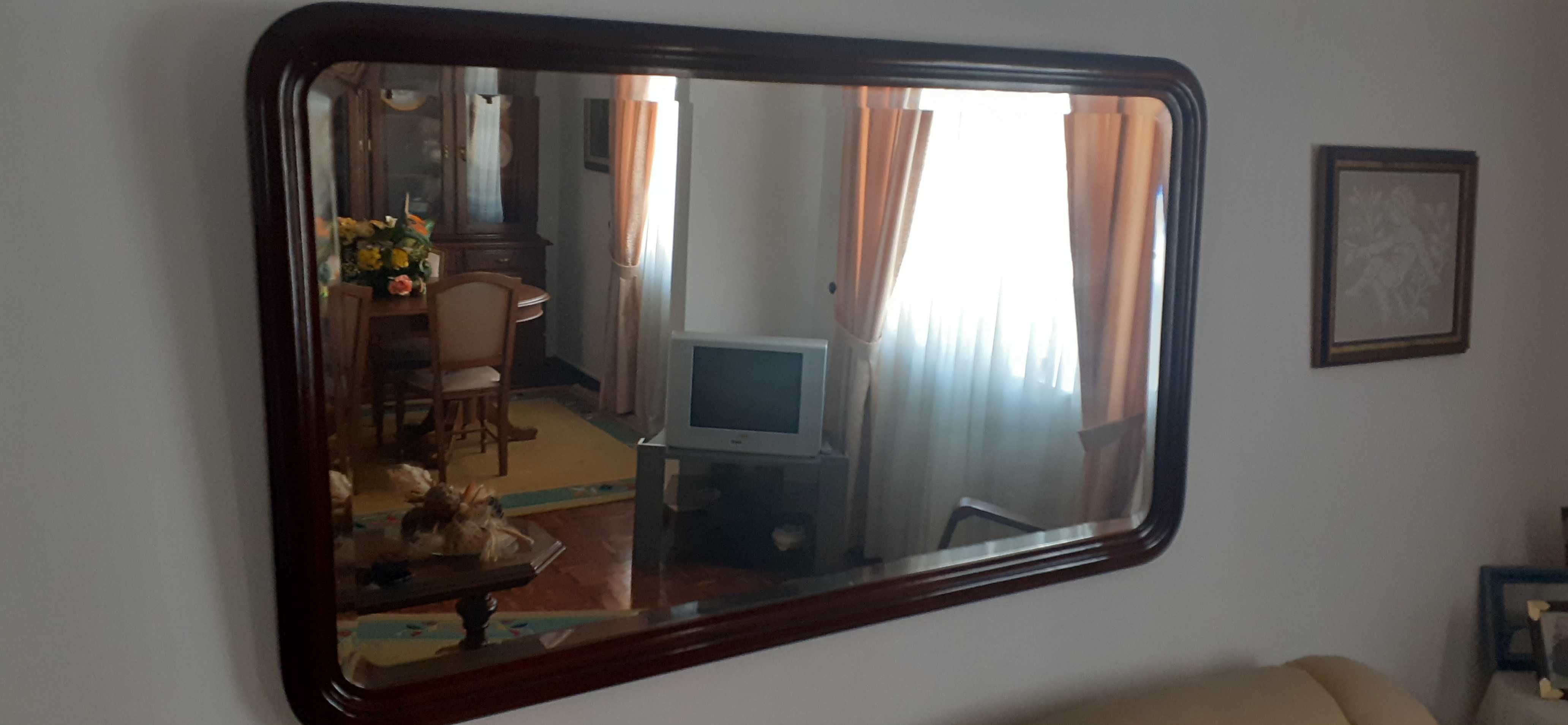 Espelho de parede retangular com moldura em madeira