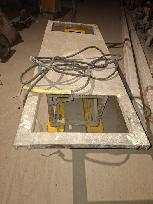 Stół wibracyjny do odlewów gipsu betonu. Niski, blat 185x65