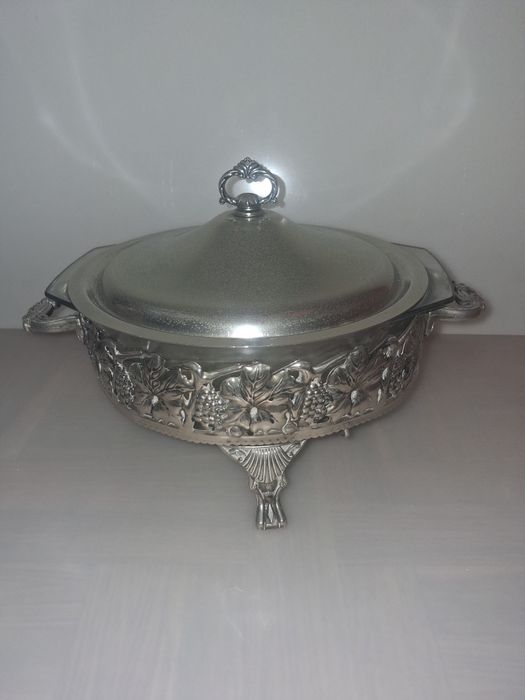 Antiga Terrina com Pyrex e Tampa em Casquinha