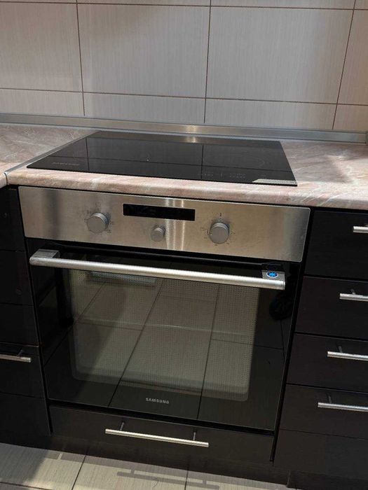 Кухня темно-коричневого кольору