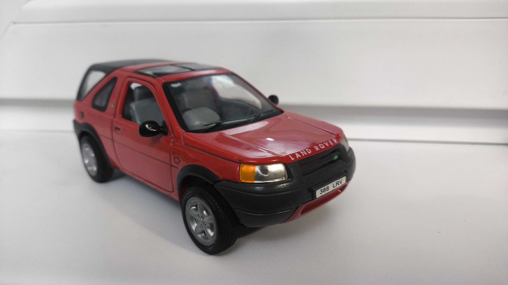 Модель, машинка Land Rover 2001 Freelander 1.24 Welly