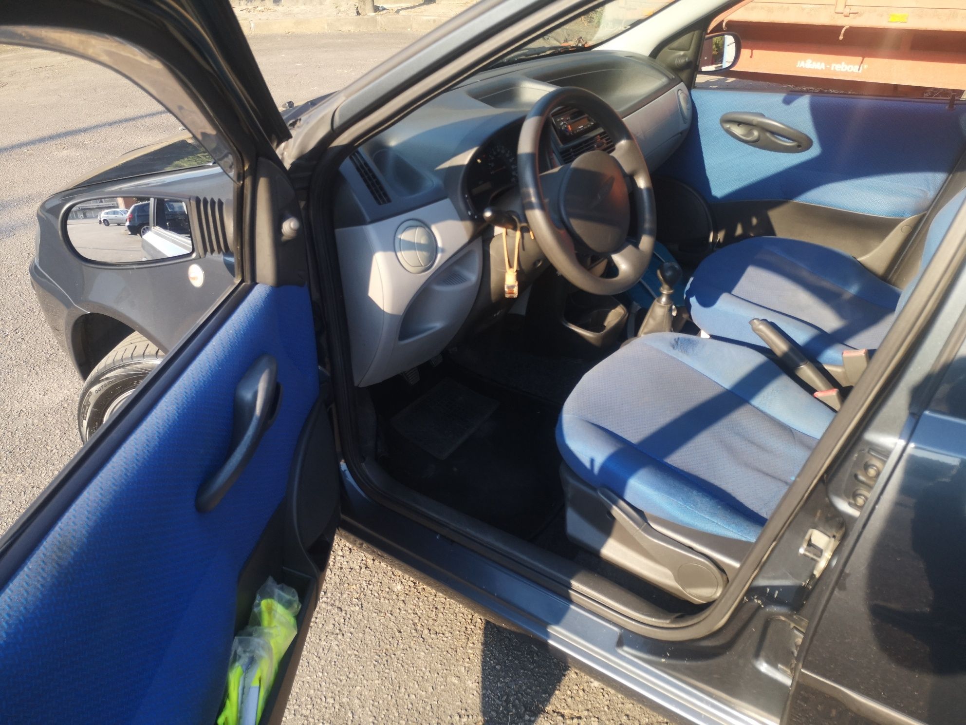 Punto 1.2cc 8v Pequeno por fora e gigante por dentro.