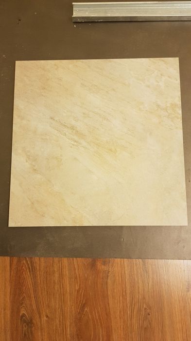 Płytki sprzedam tanio