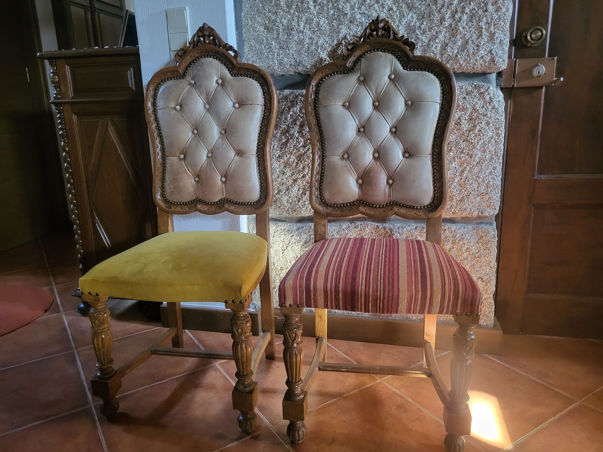 Conjunto de 4 cadeiraa antigas em pele