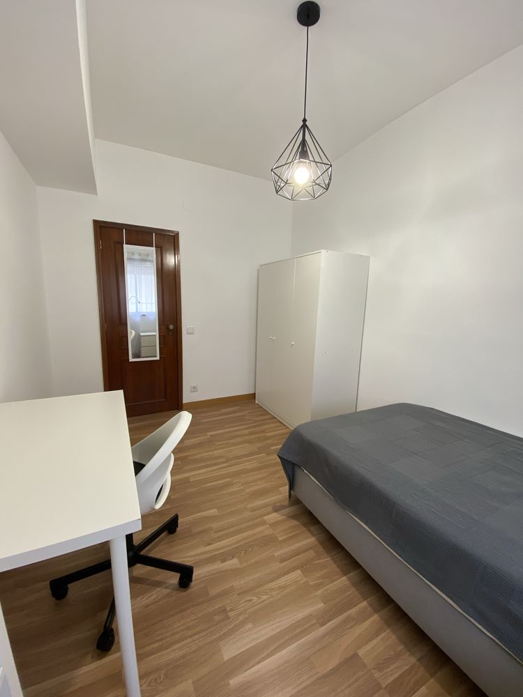 Quarto em Apartamento T4 Para RAPARIGA/Estudante/Trabalhadora/Singular