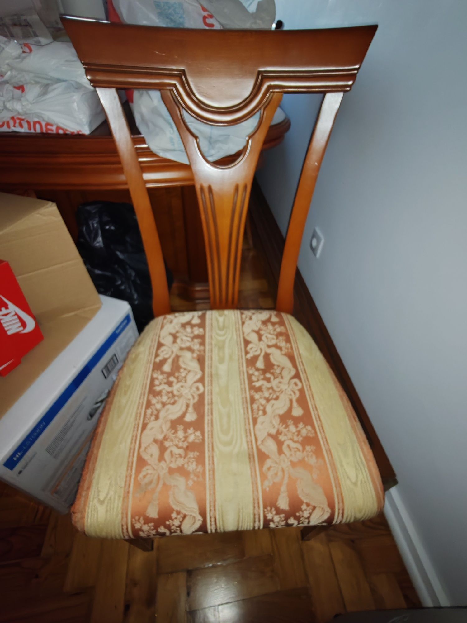 Cadeira madeira de assento forrado