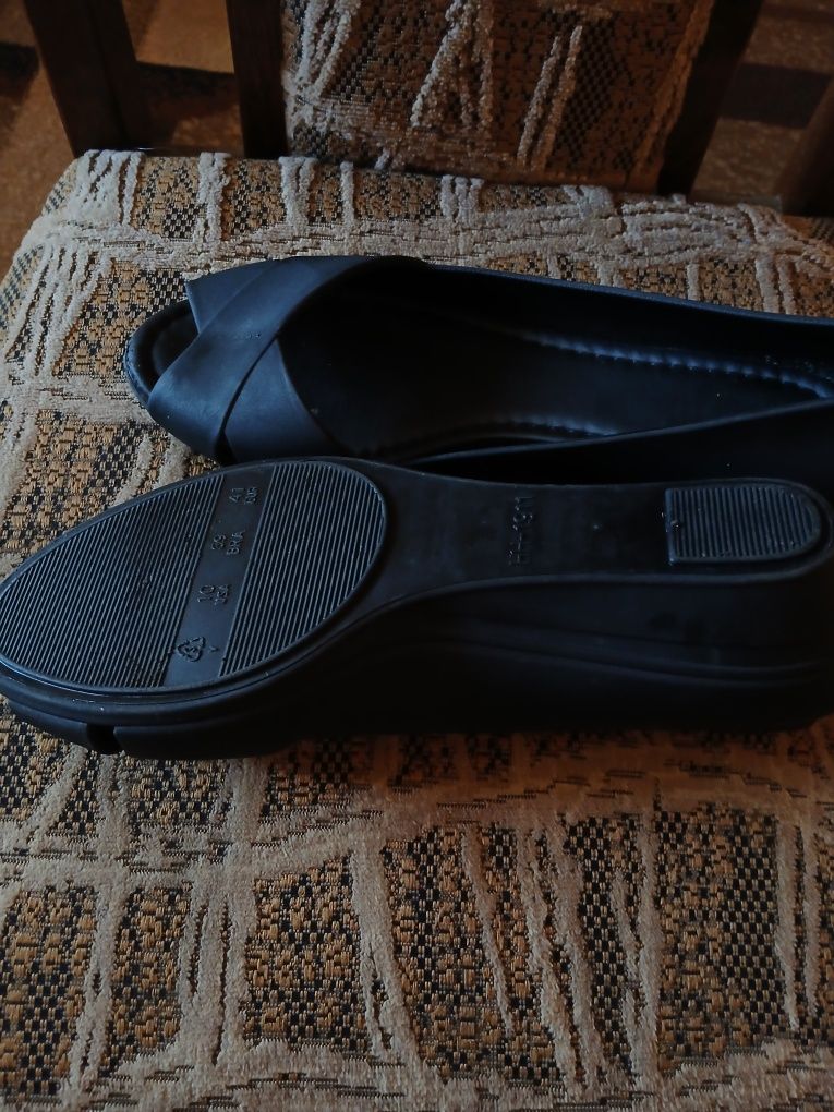 Buty na lekkiej koturnie