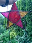 lampion kolorowe szkło, metalowe okucia, witraż gwiazda