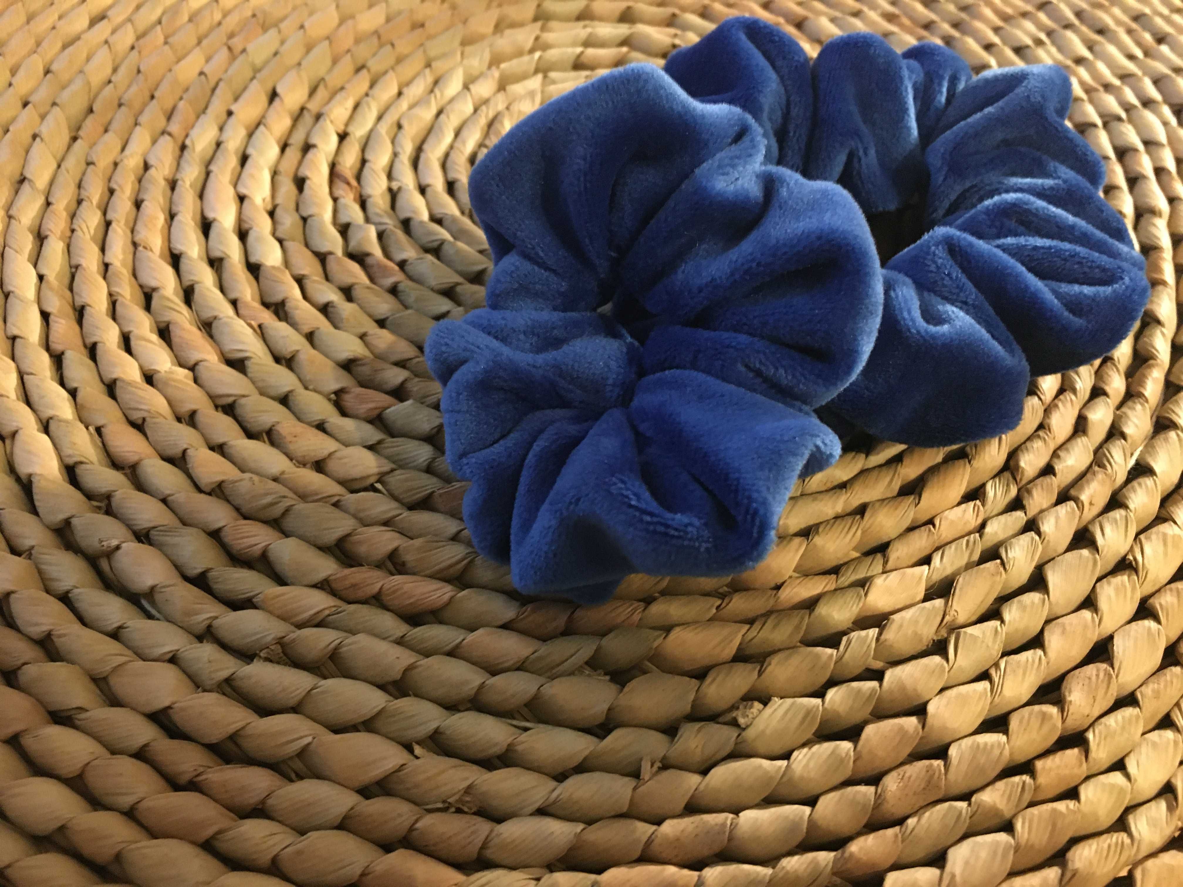 Welurowa frotka niebieskie scrunchie rozmiar S i M