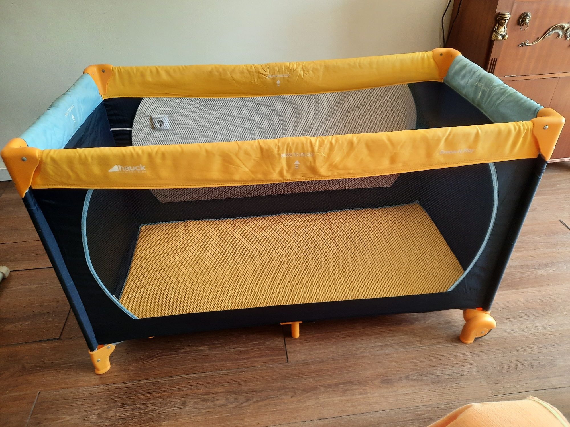 Cama de viagem utilizada 3 ou 4 vezes