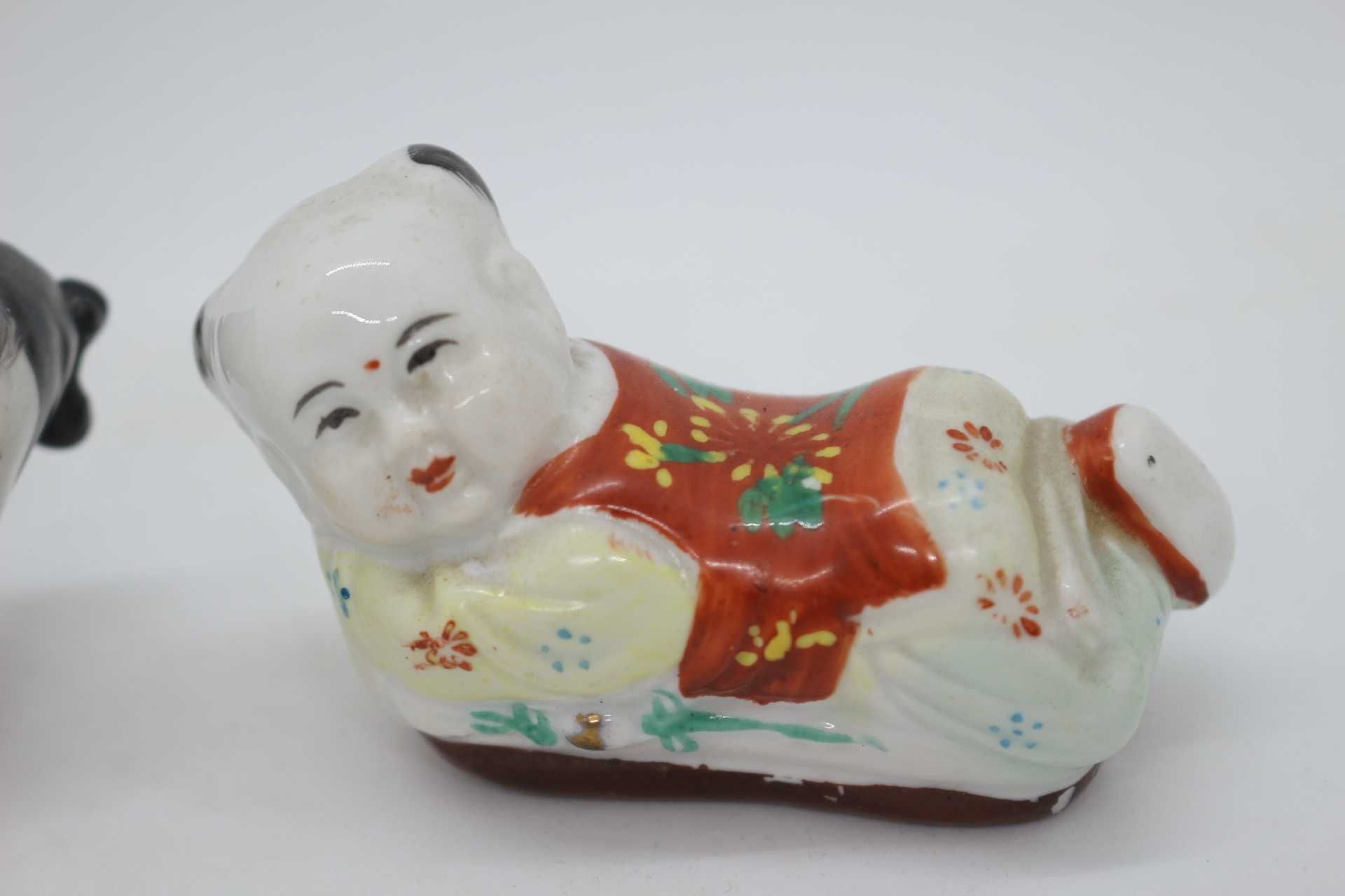 Figuras Almofada Opium Baybi em porcelana Chinesa XX Fer-Rouge RARO