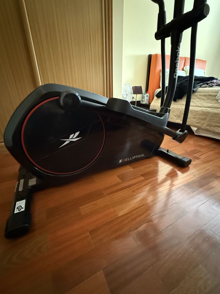 Maquina Eliptica marca Reebok z9 quase nova