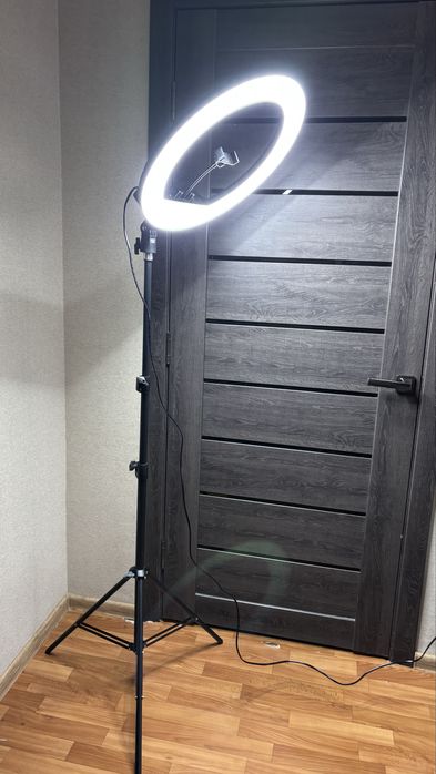 Кольцевая лампа напольная