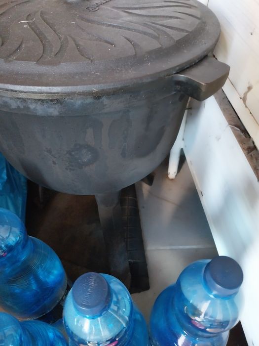 Kociołek zeliwny  11  litrów  polska produkcja