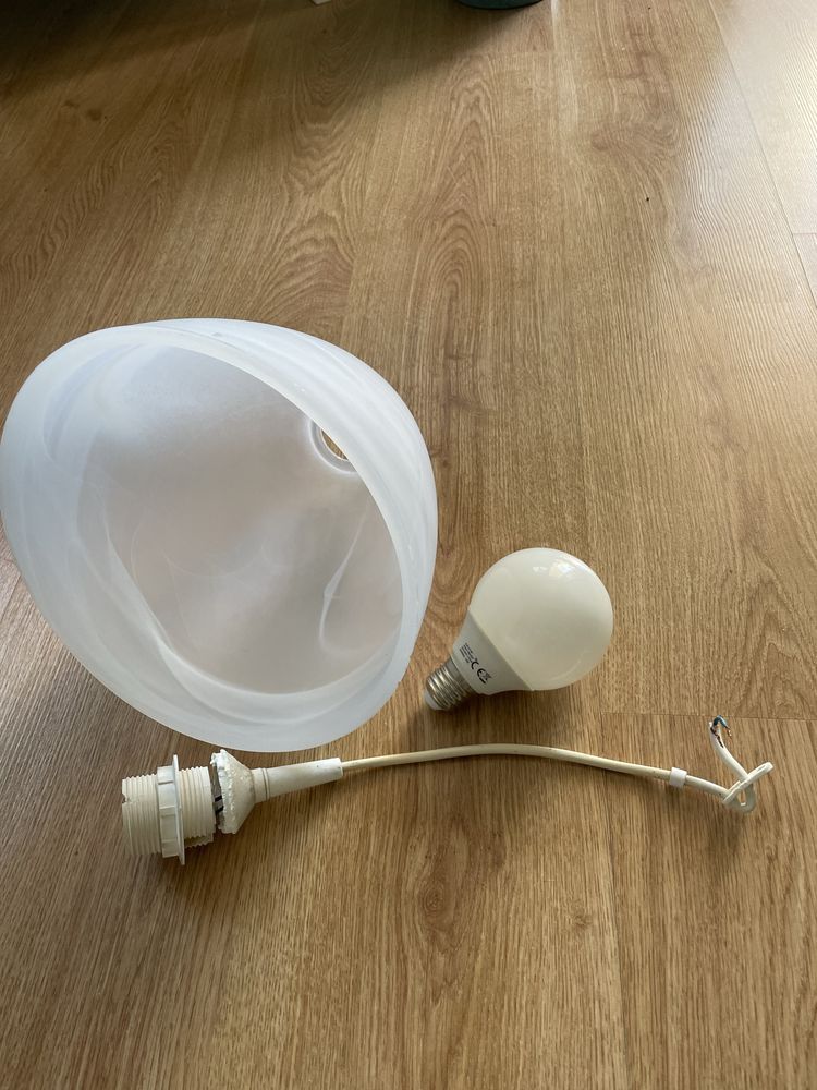 Lampa abażur PRL z żarówką oraz kablem.
