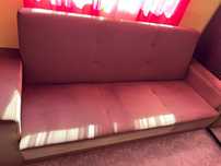 Sofá cama com estofo em tecidocastanho