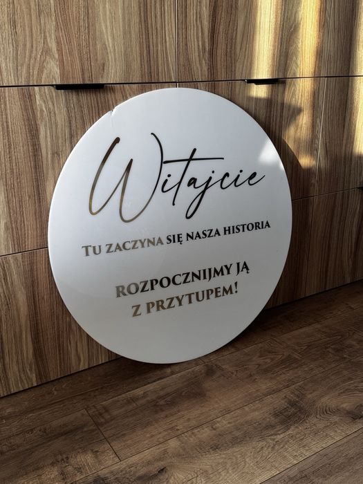 Tablica powitalna i plan stołów