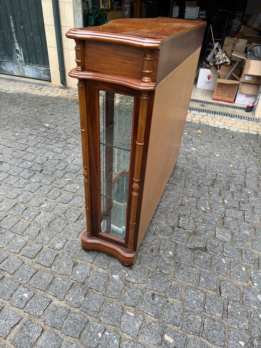 Vitrina em madeira com vidro