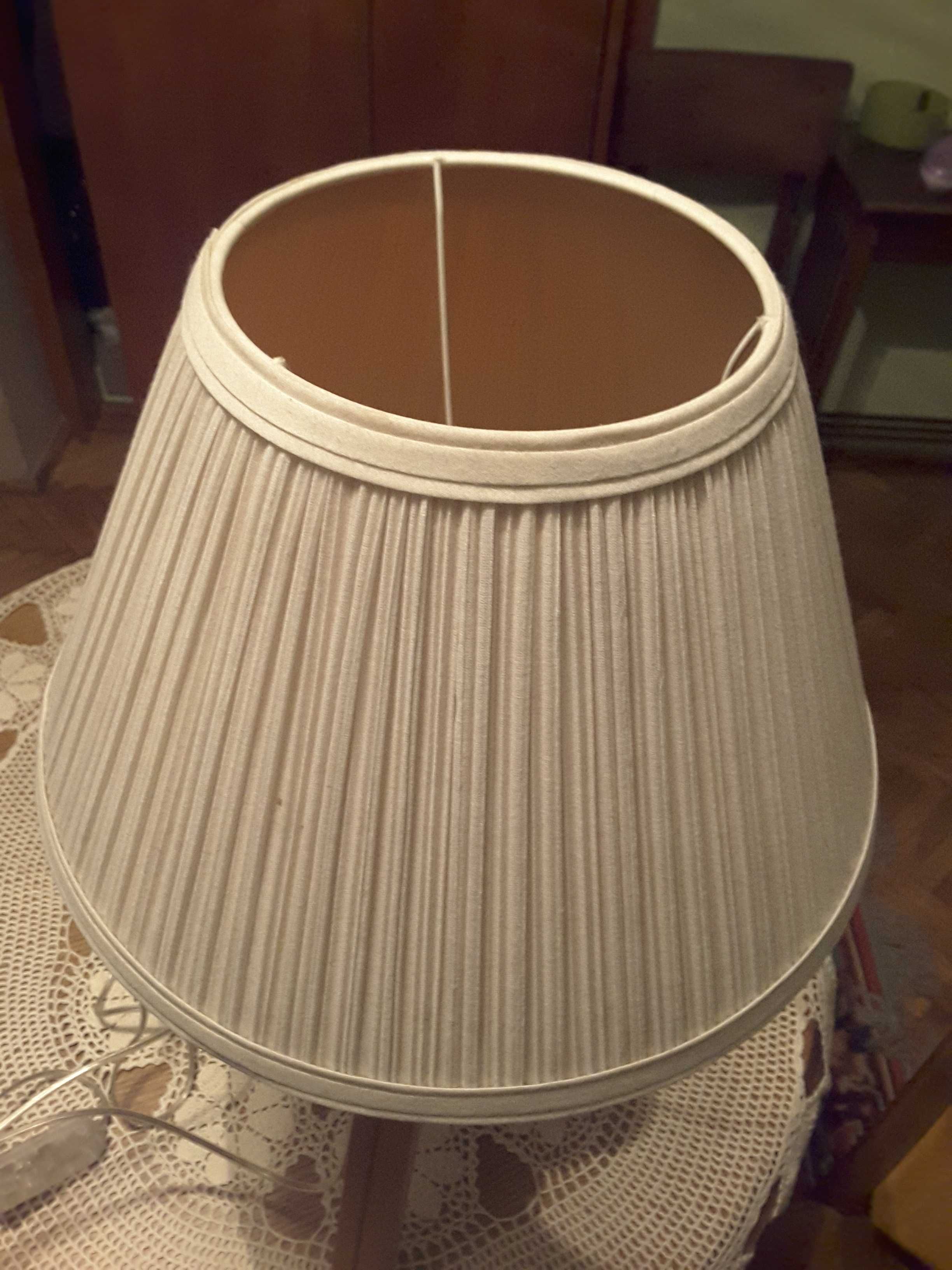 Lampa na trójnogu