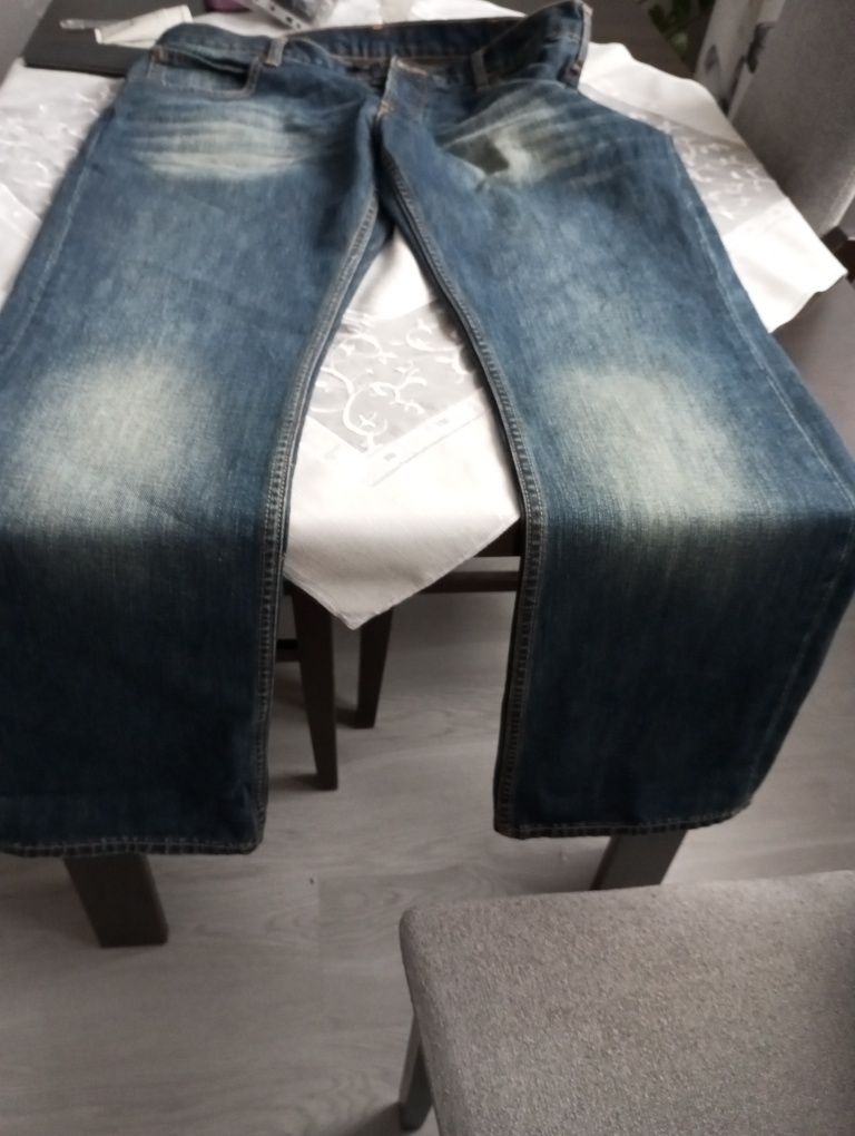 Ładne spodnie dżinsowe z dobrej firmy