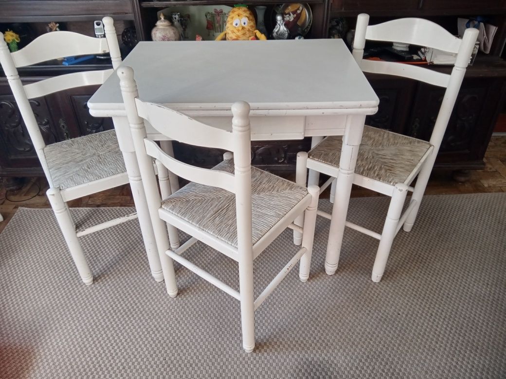 Mesa branca com/três cadeiras