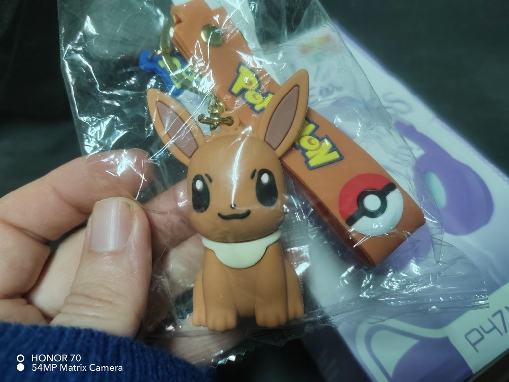 Portachaves C/ Boneco Pokémon Picachu e Eevee