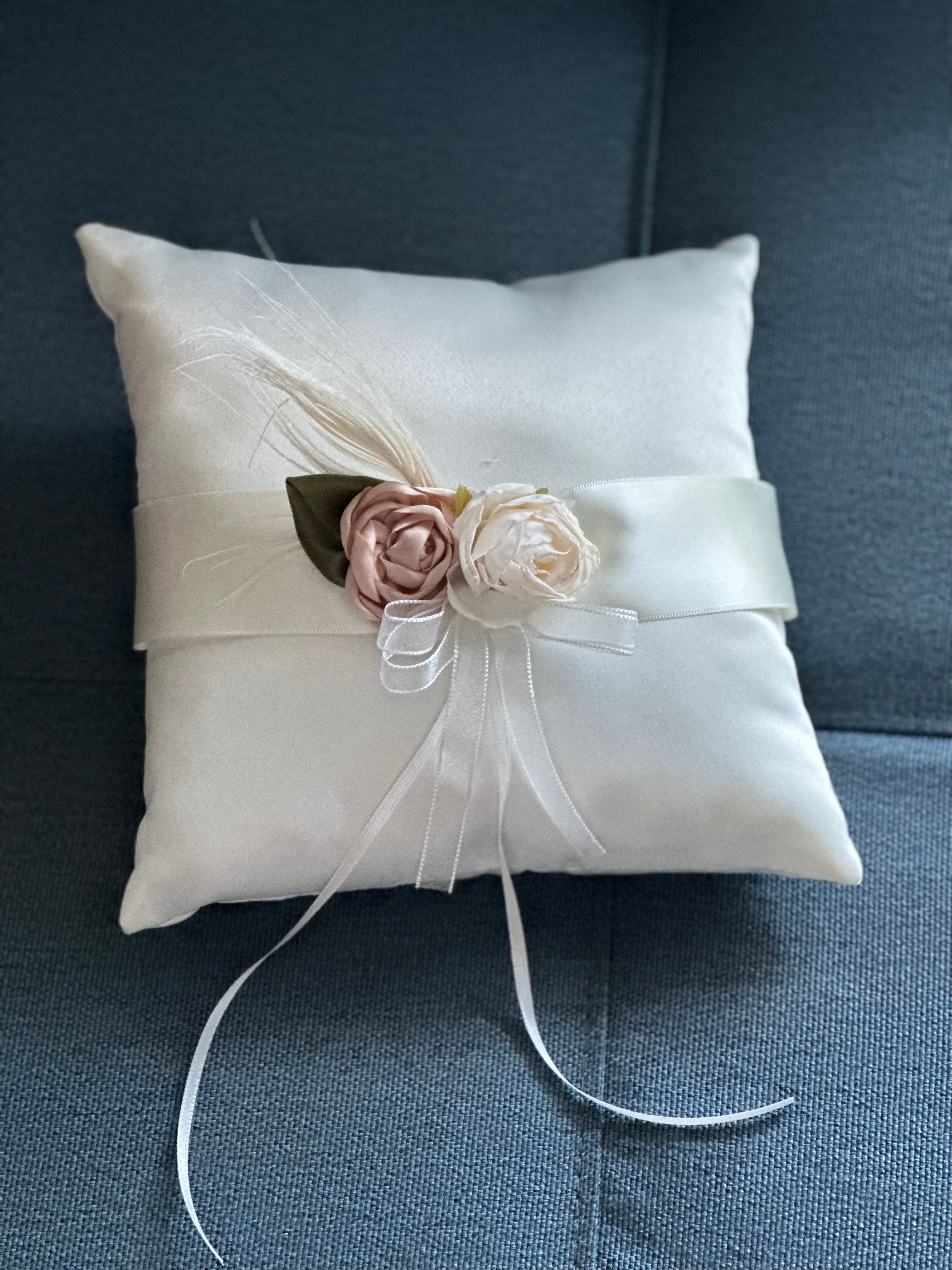 Poduszka pod obrączki biała elegancka na ślub