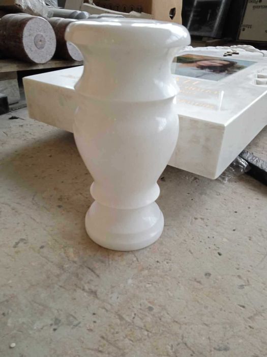 Вази, фотокераміка, лампадки. Все для оформлення пам’ятника в Луцьку