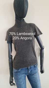 Półgolf z krótkim rękawem. 70% Lambswool 20% Angora. Rozmiar L.