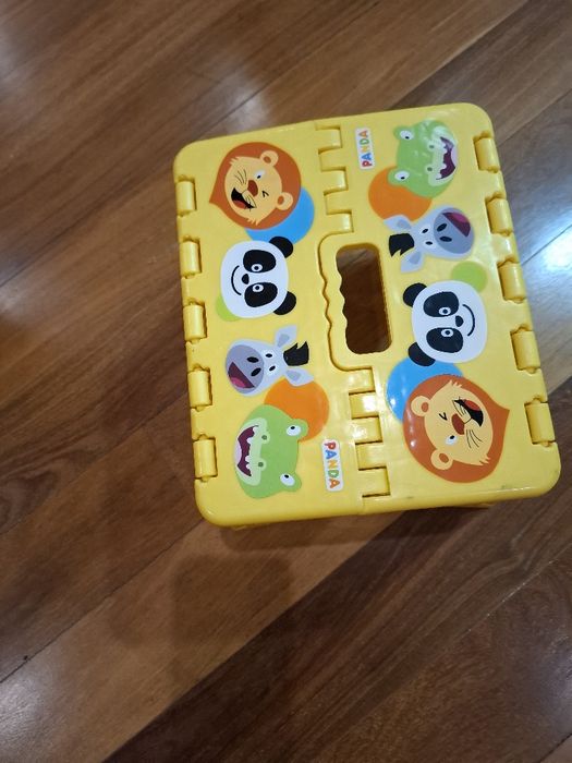 banco amarelo com o panda e os amigos