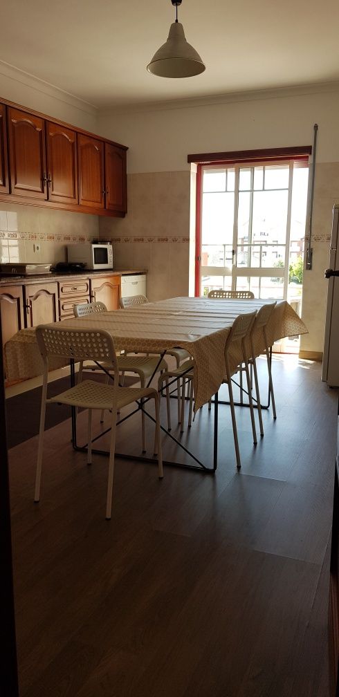 Alugo quartos em apartamento perto ESTM / IPL para estudantes