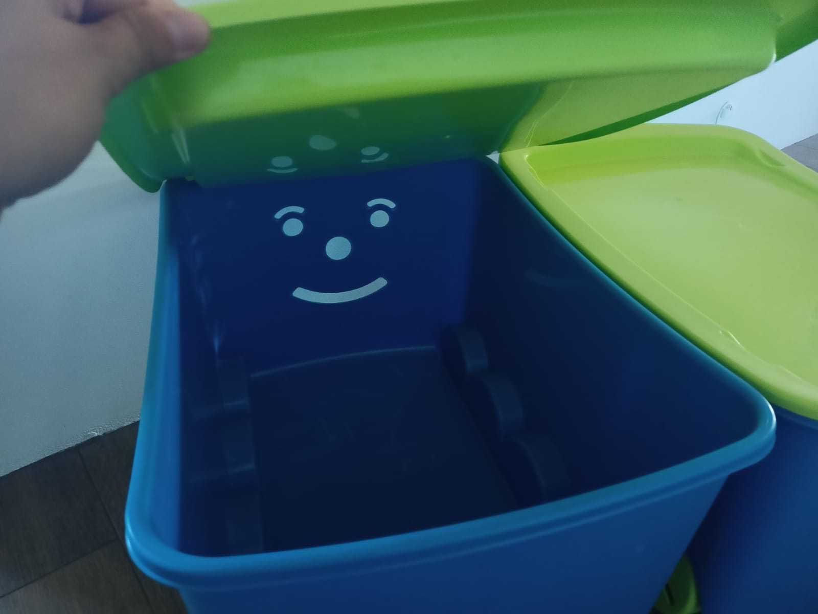 Uśmiechnięty pojemnik na kółkach na zabawki dla dzieci