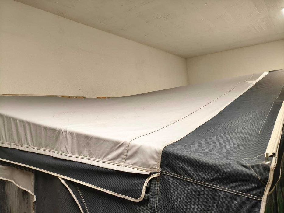 Przedsionek do przyczepy 925-950 cm z aneksem bocznym.