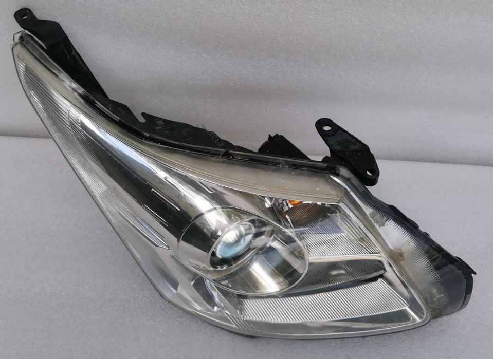 Фара правая Toyota Avensis T27 2008-2012г.в. оригинал