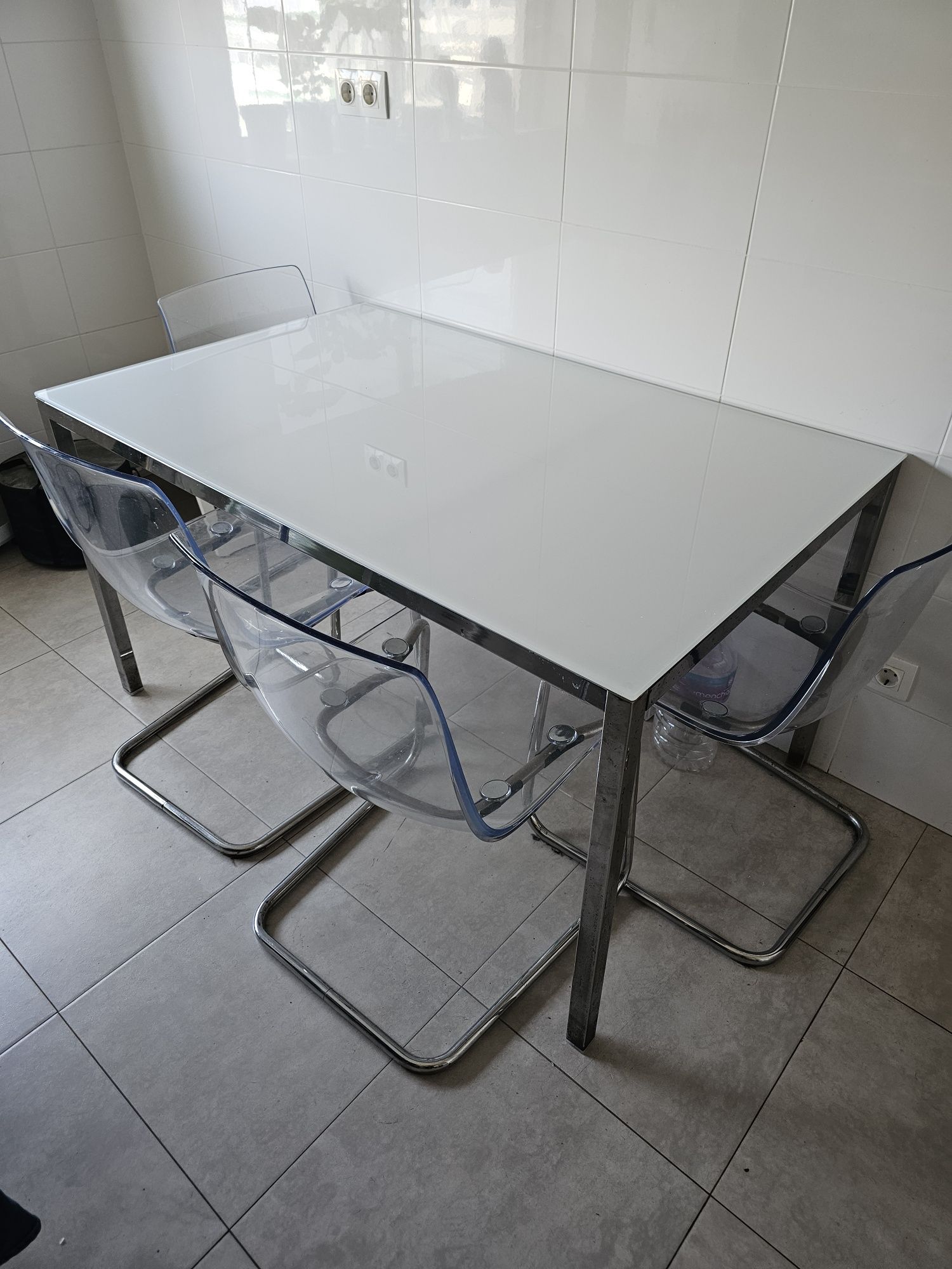 Mesa refeição Ikea com cadeiras