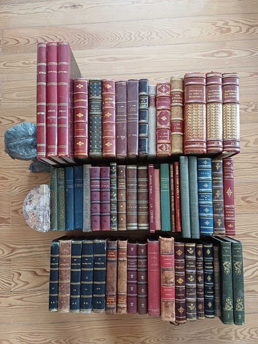 Livros antigos encadernados