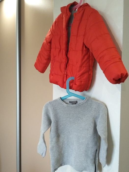 Pepco czerwona kurtka zimowa na codzień gratis sweter Primark 110